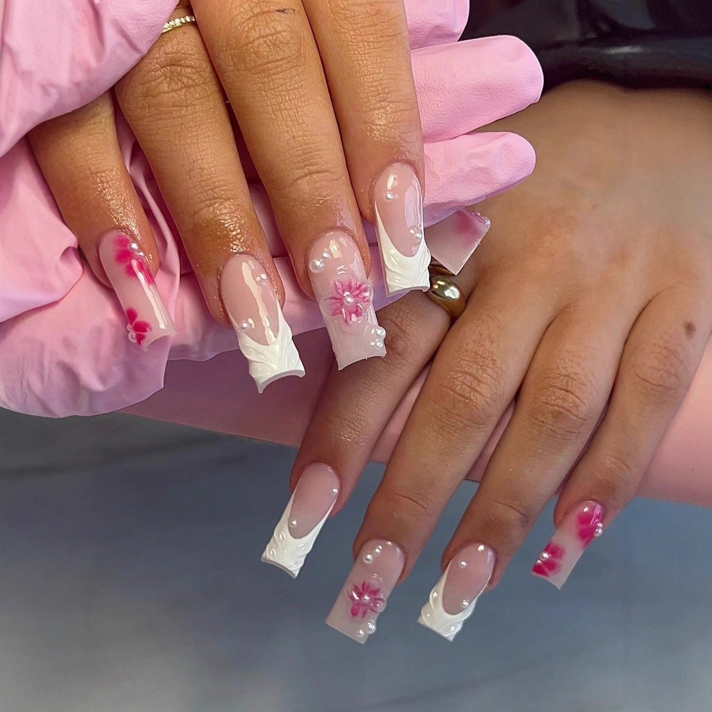 Kunstnagelset mit floralen 3D-Verzierungen und Perl-Akzenten Brehn