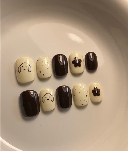 Dekoratives Press-On-Nail-Art-Set mit adorablen Hund- und Blumendesigns