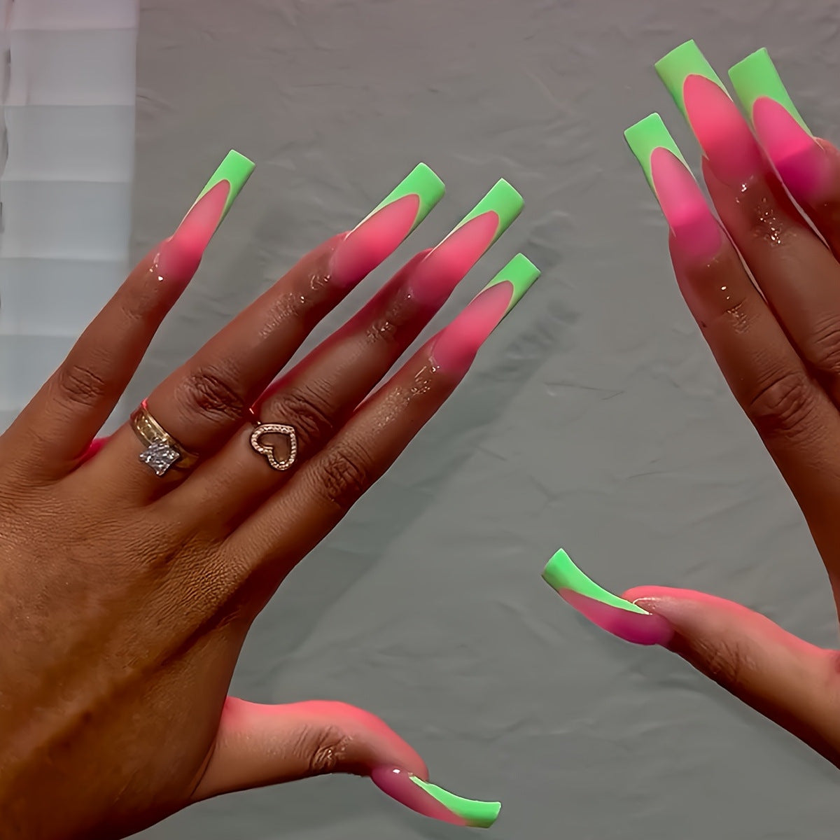 Stylische lange Acryl Press-On Nägel mit Gradient-Design Brehn