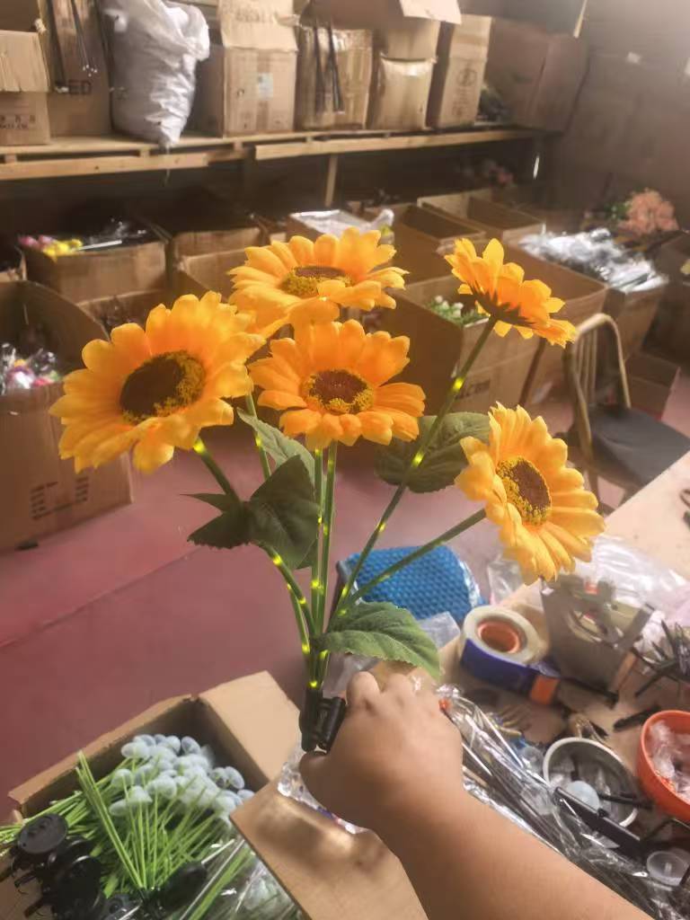 Lebensechter Sonnenblume LED Gartenstecker mit Dämmerungs-zu-Dawn-Sensor und wetterfestem Erdspieß Brehn