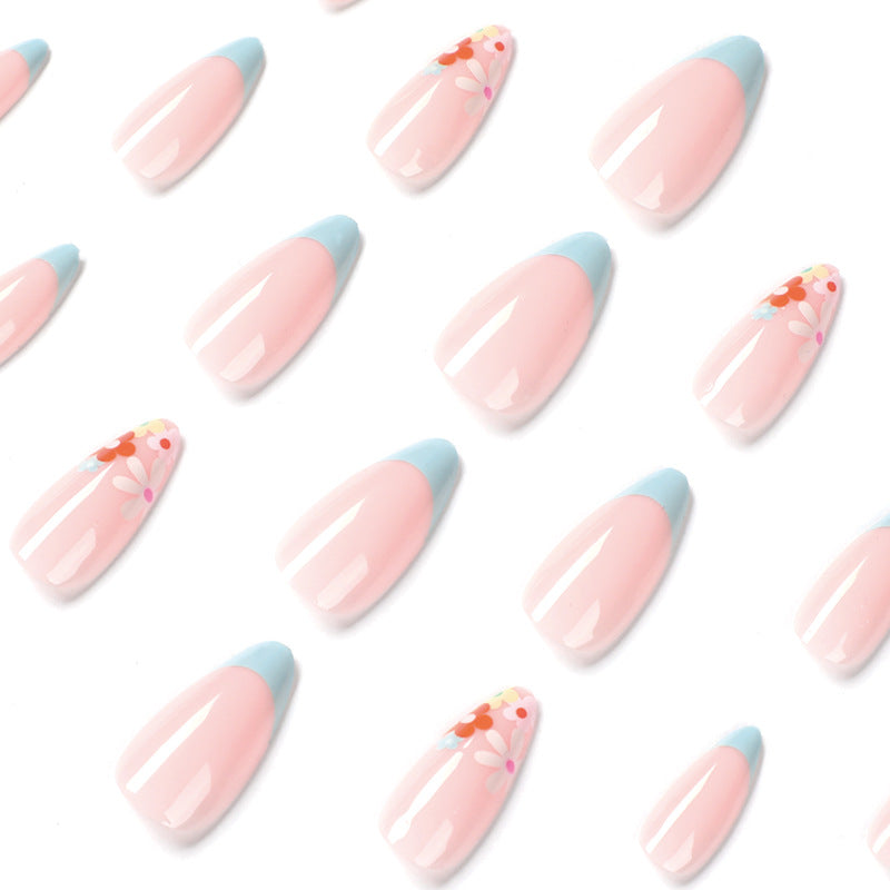 Kunstvolle Nagelkunst im modernen floralen Design Brehn
