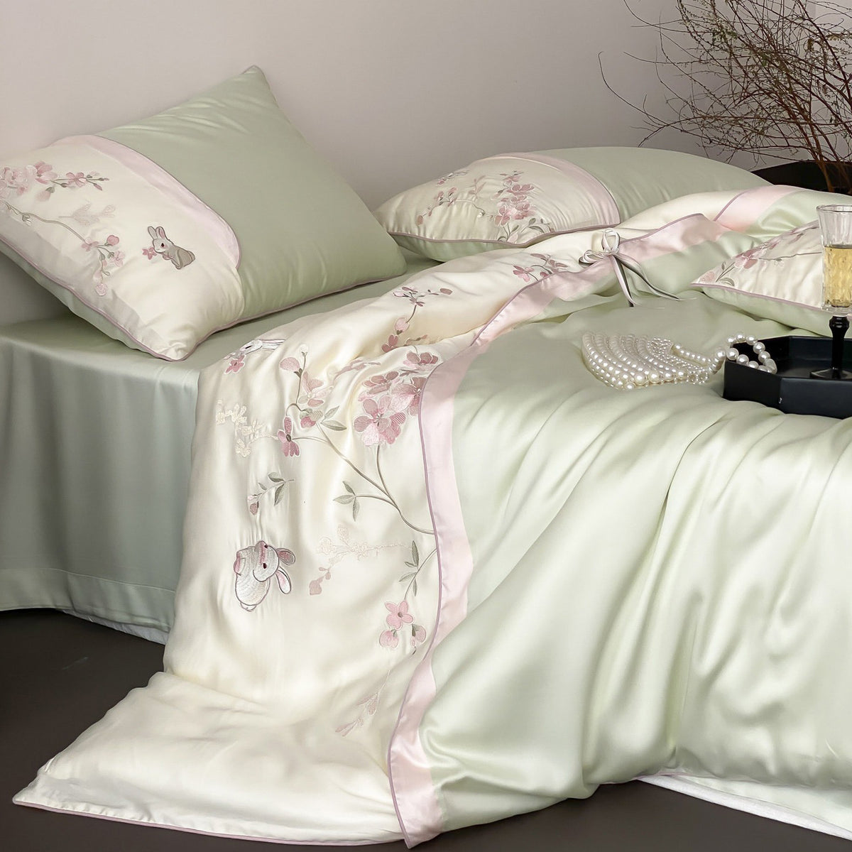 Luxe Satin-Feel Botanisch Gestickte Bettbezug-Ensemble mit Applikationshasen & Bandbindungsaum
