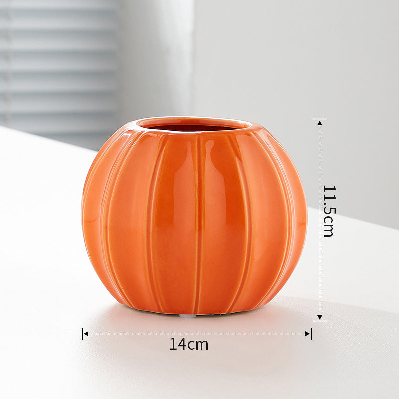 Dekorative Keramikvase mit modernem Rillenmotiv Brehn