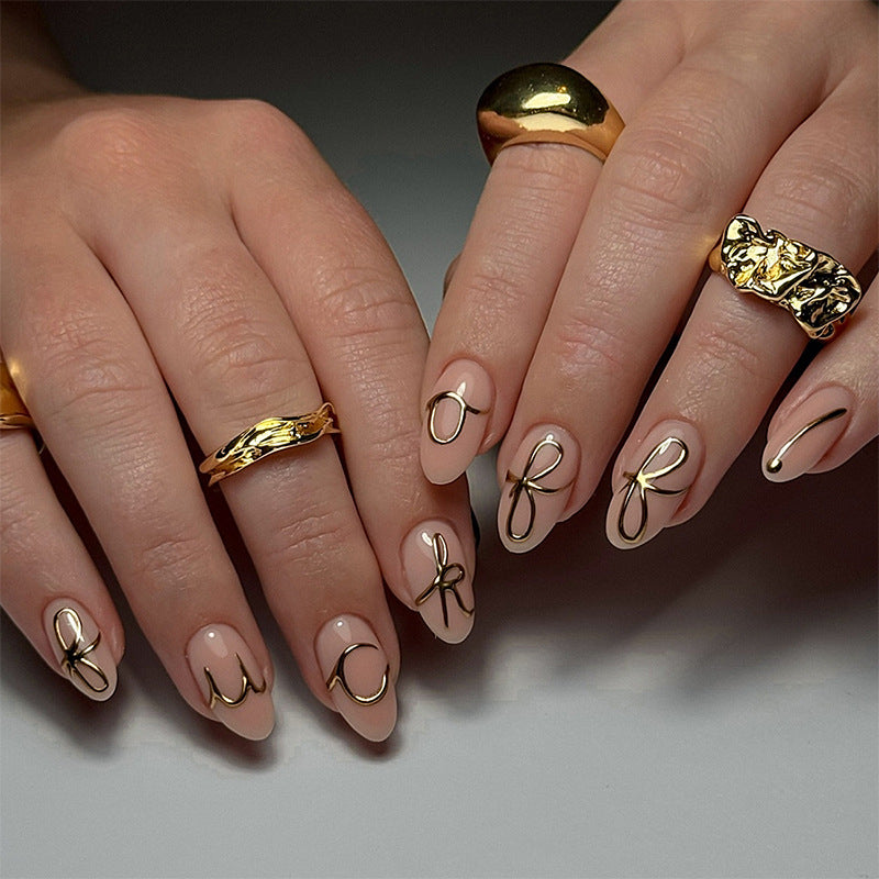 Elegantes Press-On Nail Art Set mit stilvollen goldenen Akzenten Brehn