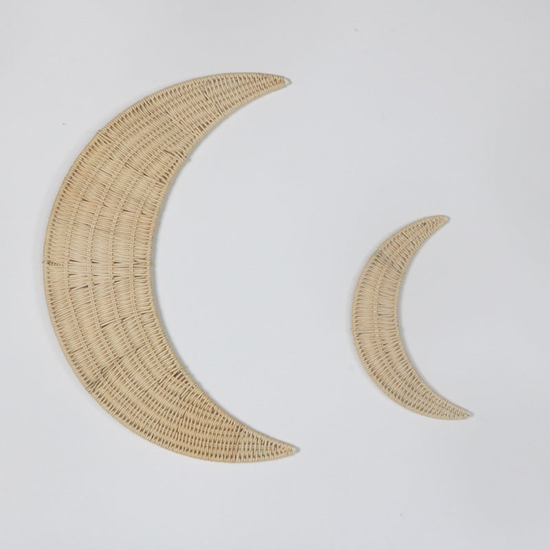 Wanddekoration aus handgewebtem Rattan im Monddesign Brehn