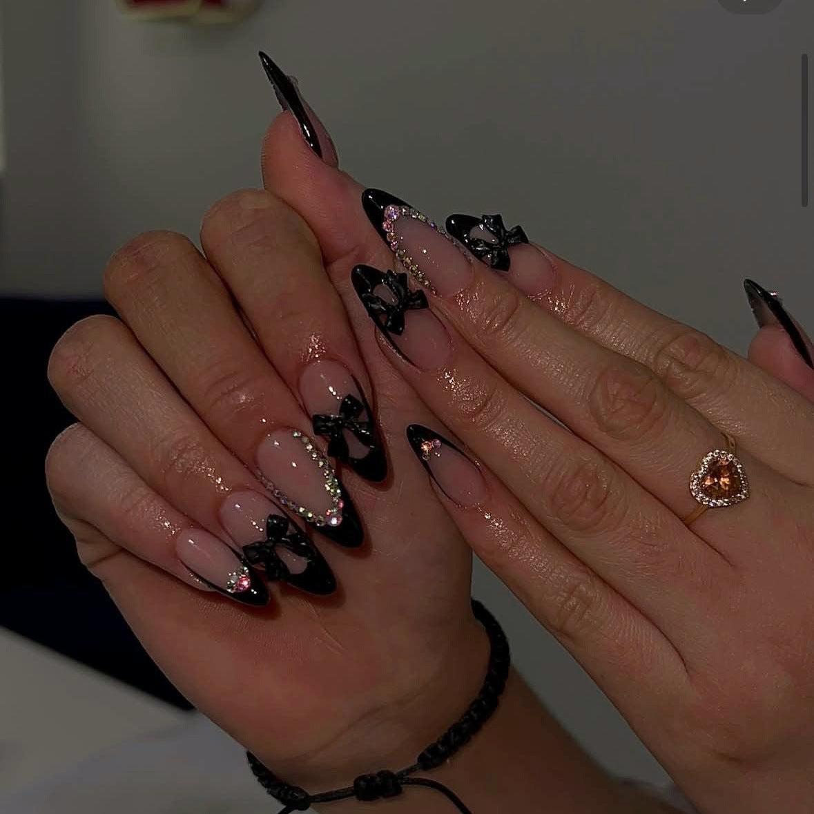 Kunstnagelset mit glamourösen 3D-Schleifen und Strassverzierungen Brehn