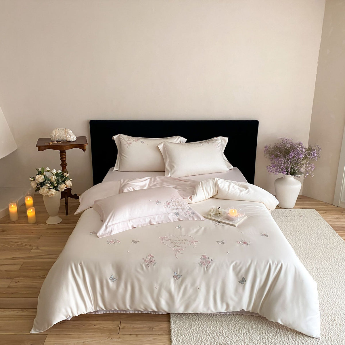 Luxuriöses besticktes Baumwollsatin-Bettwäsche-Set mit zarten Schmetterlings- und Blumenapplikationen