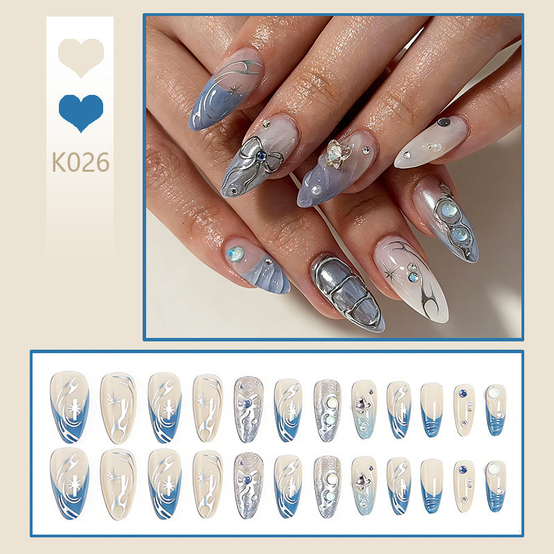 Kunstvolle 3D-Nagelspitzen mit zartem Design Brehn