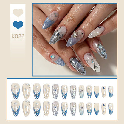 Kunstvolle 3D-Nagelspitzen mit zartem Design Brehn