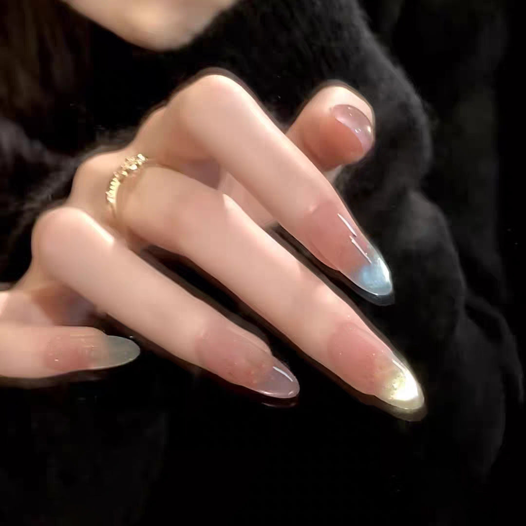 Kunstnägel mit Elegantem Ombre-Effekt und Glitzerakzenten Brehn