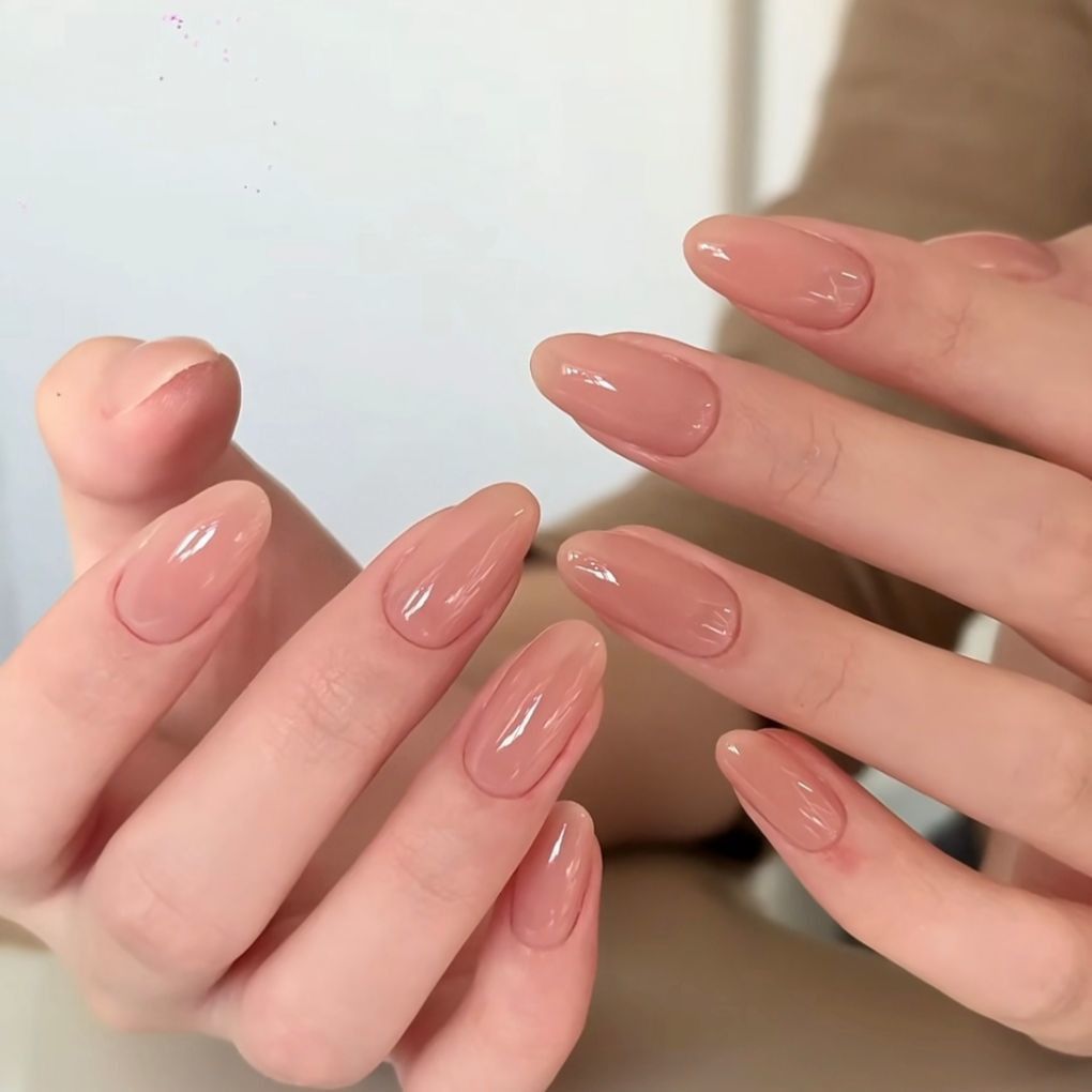 Elegante mandelförmige glanzende Nagelverstärkungen
