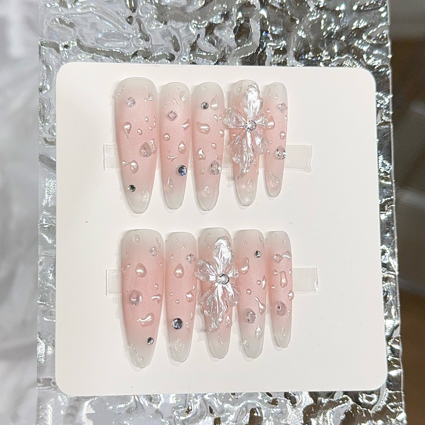 Glamouröse Kunstnägel mit Funkelnden Akzenten Brehn