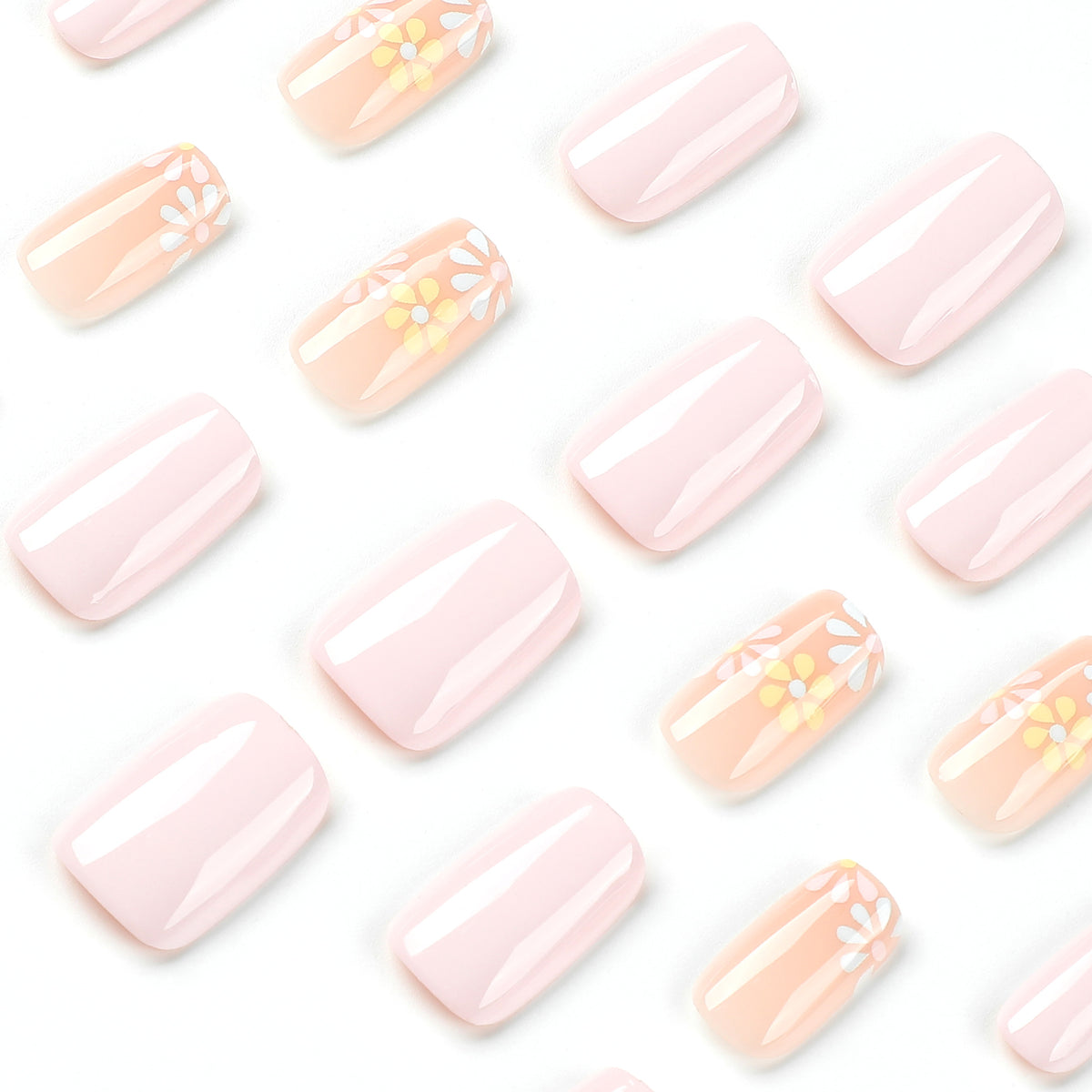 Kunstvolle Nagelverlängerungen mit Blumenverzierungen Brehn