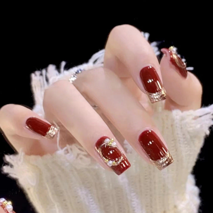 Kunstvolle Nagelkunst mit Glitzer- und Blumenapplikationen Brehn