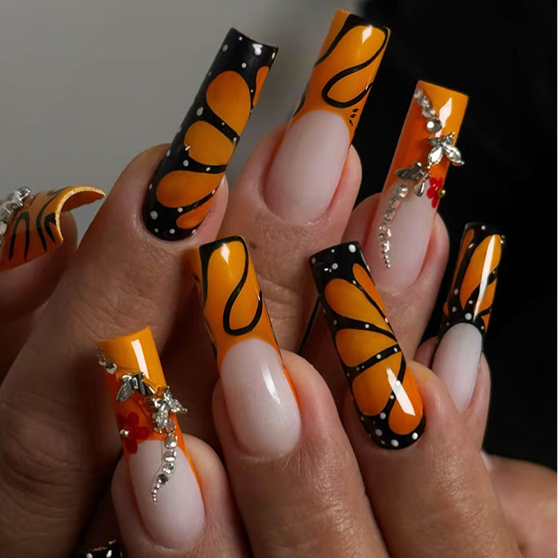 Kreatives Nagelset mit schimmernden Blüten- und geometrischen Designs Brehn