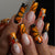 Kreatives Nagelset mit schimmernden Blüten- und geometrischen Designs Brehn