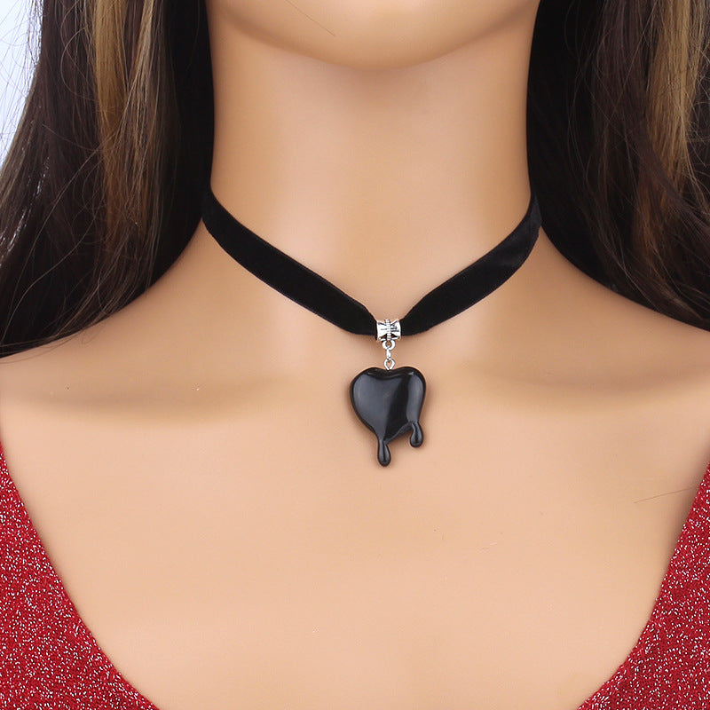 Samt Choker Halskette mit tropfendem Herz-Anhänger Brehn