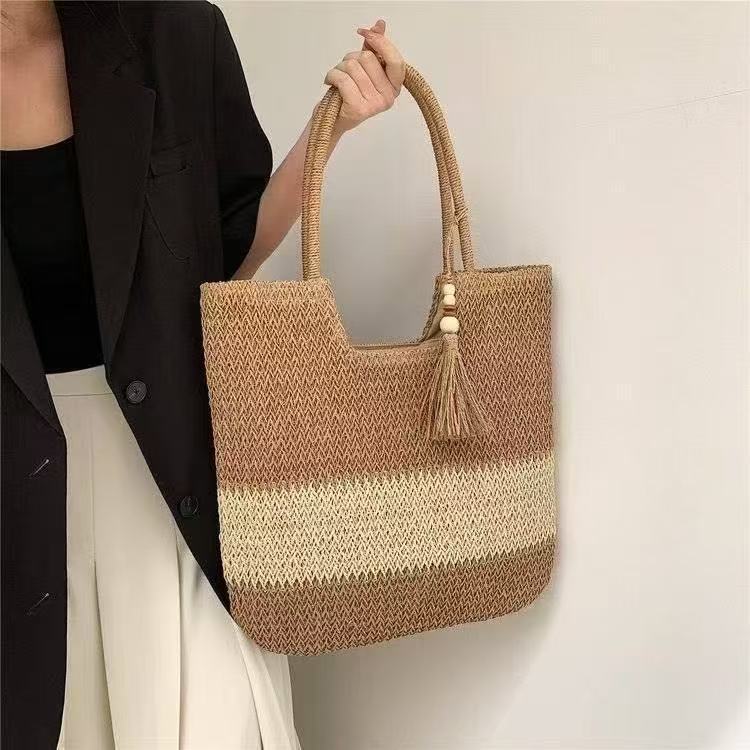 Handtasche Aus Geflochtenem Naturmaterial mit Quastendetails Brehn
