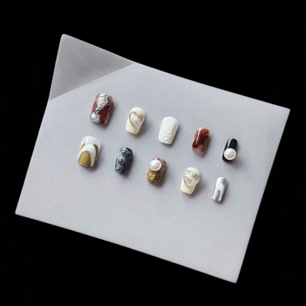 Künstlerisches Press-On Nagelset mit einzigartigen abstrakten Designs  1791774457