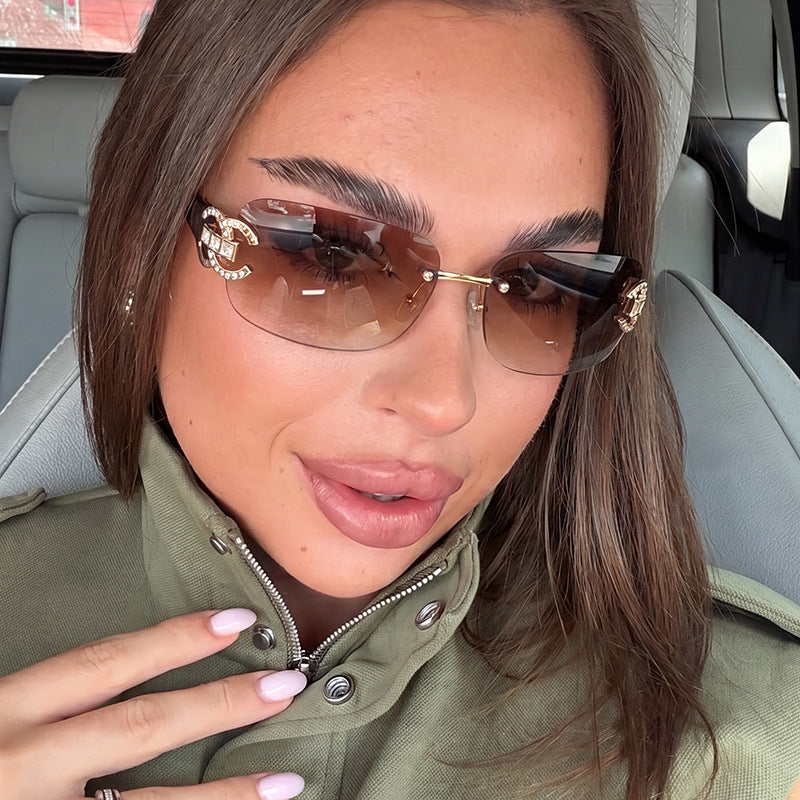 Damen modische Sonnenbrille mit luxuriösem Geometrie-Rahmen und schützendem UV-Filter Brehn