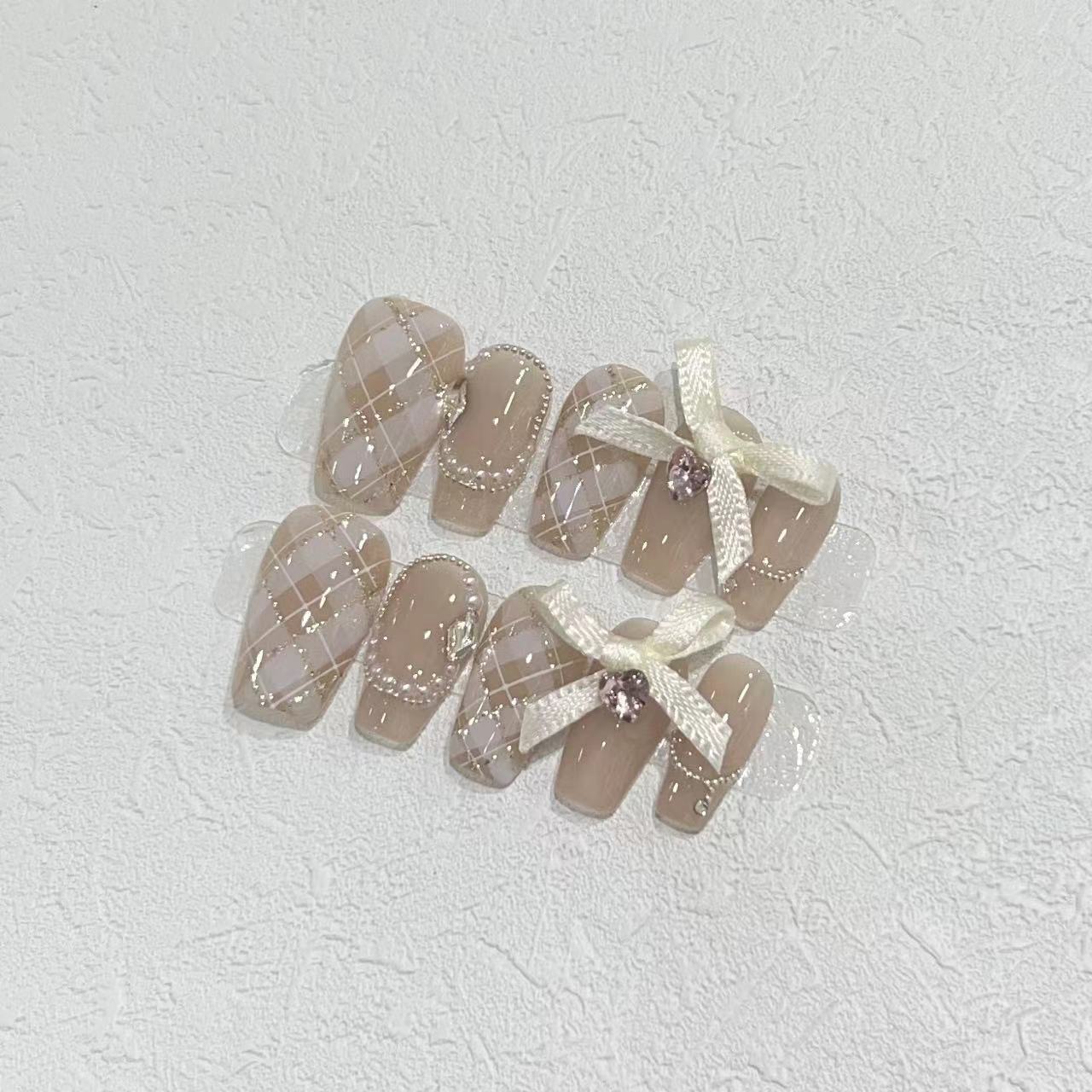 Elegantes Press-On-Nagelkunst-Set mit Bändern und Edelsteinakzenten Brehn