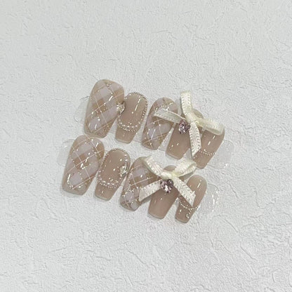 Elegantes Press-On-Nagelkunst-Set mit Bändern und Edelsteinakzenten Brehn
