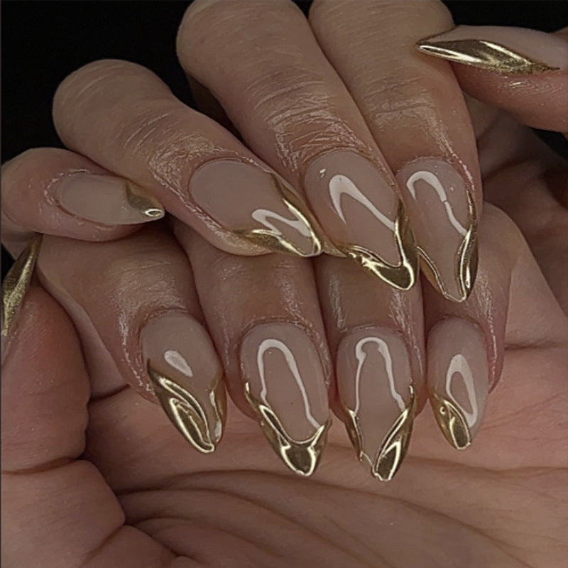 Künstlerische Stiletto Press-On Nägel mit goldenen Akzentspitzen Brehn