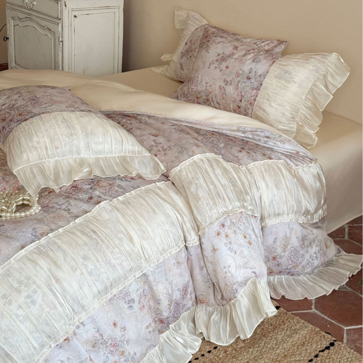 Romantische Bettwäsche-Garnitur aus Baumwollsatin mit floralem Vintage-Print und plissierten Volants Brehn