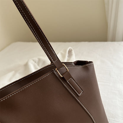 Stylische Tote-Handtasche mit dekorativem Schal