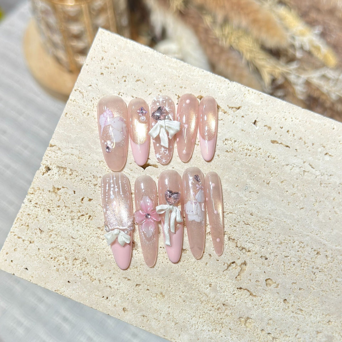 Dekoratives Stiletto Press-On Nagelkunst-Set mit elegantem Blumenmuster Brehn