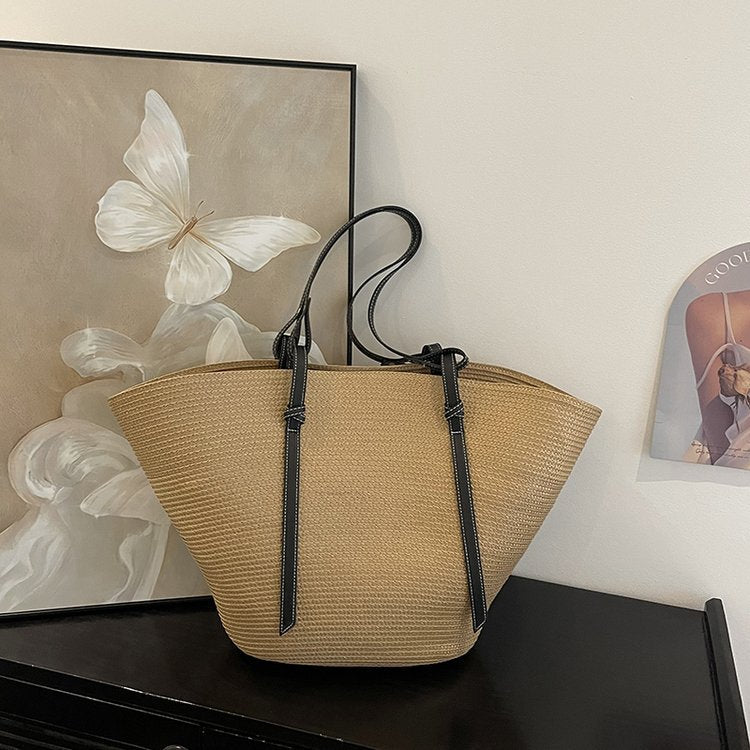 Elegante Strandtasche Aus Geflochtenem Naturmaterial mit Lederakzenten Brehn