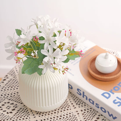 Lebensechte gemischte Blumenarrangement