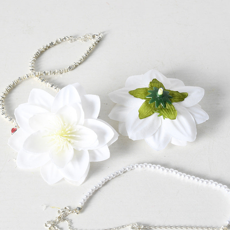 Blumenverzierter Haarschmuck