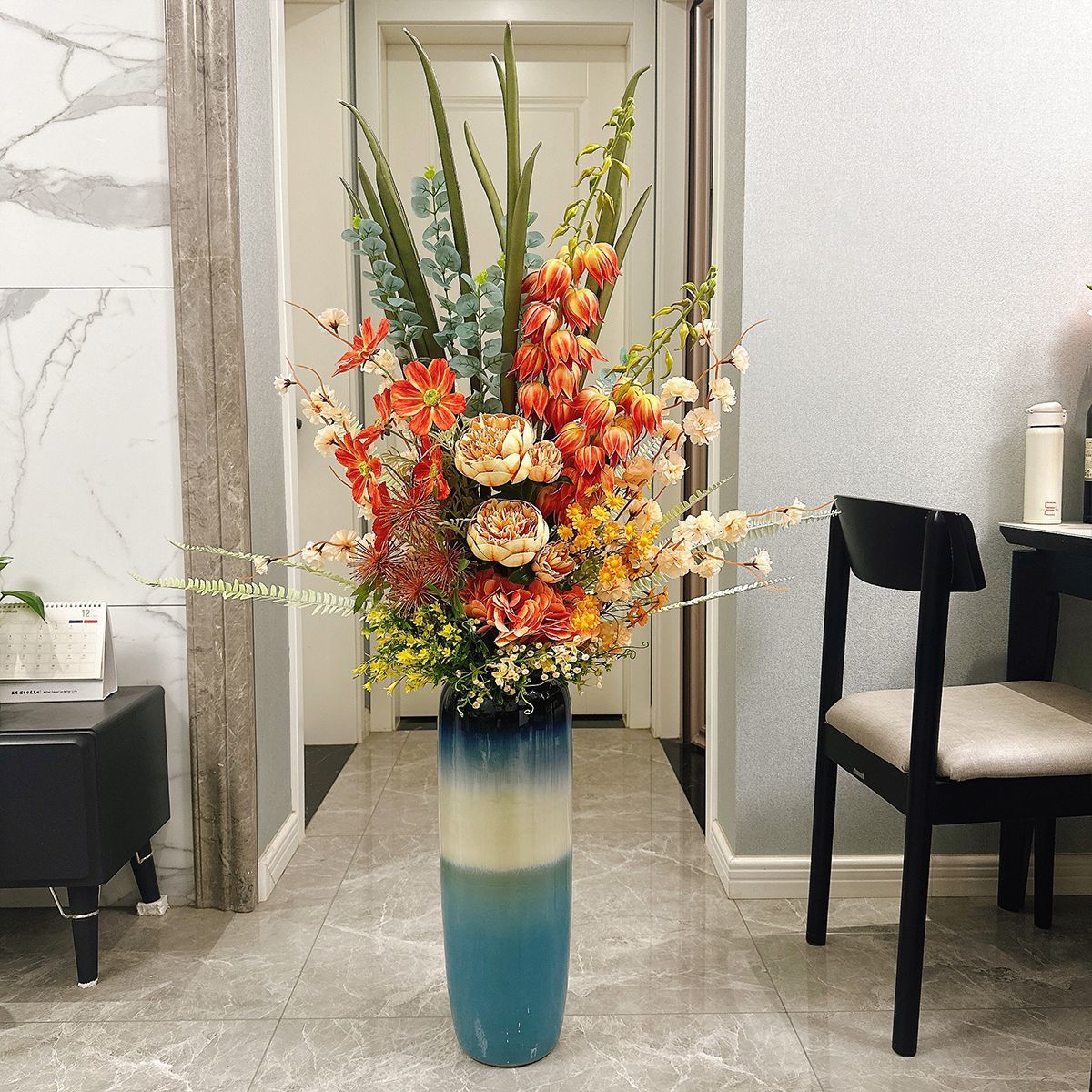 Außergewöhnliches künstliches Blumenarrangement