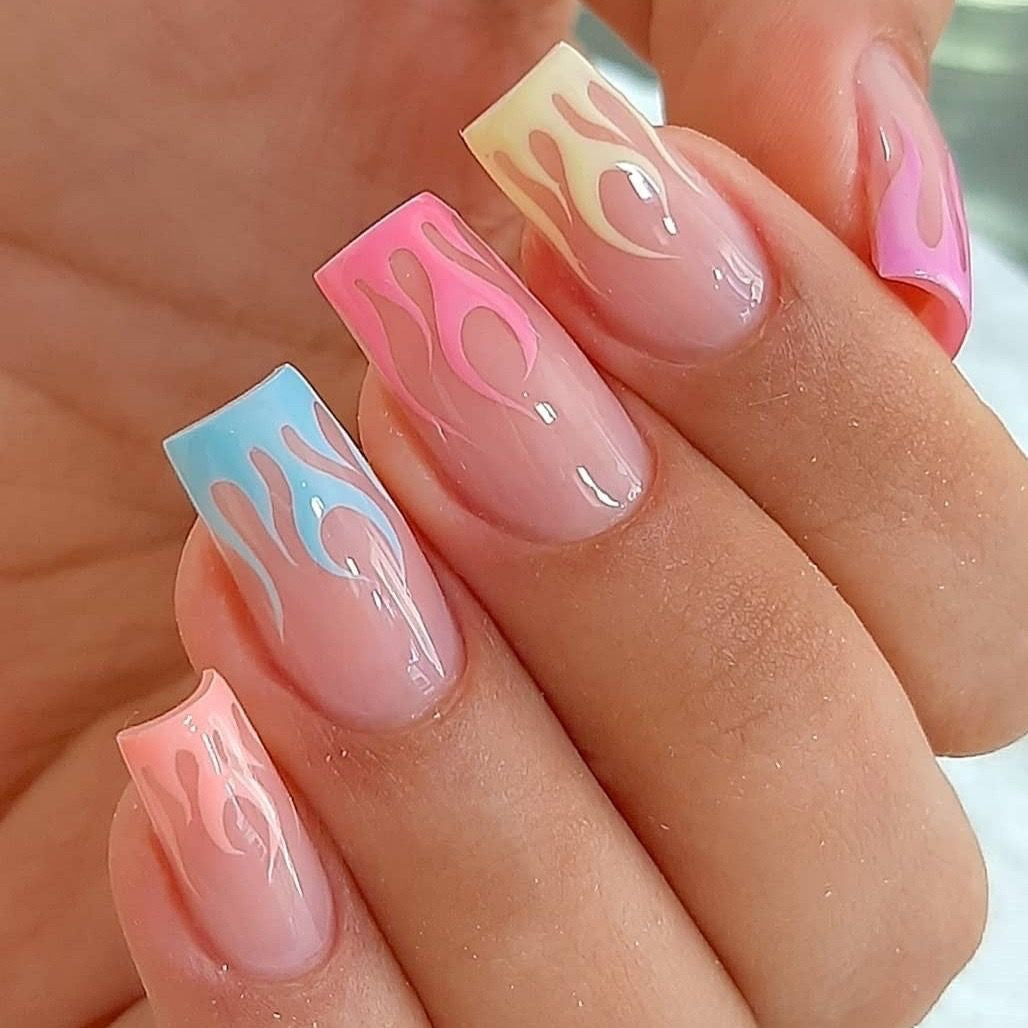 Kunstnagelset mit kreativen Farbverlauf und stilvollen Flammen-Details Brehn