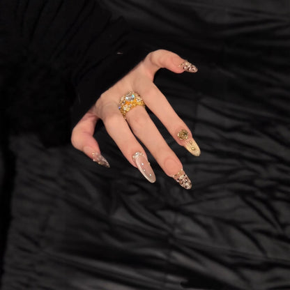 Glamouröse, mit Kristallen verzierte Nagelverlängerungen