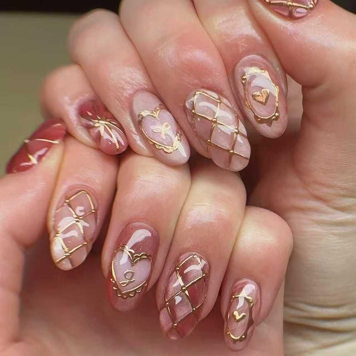 Künstlerisches Nagelkunstset mit goldenen Akzenten Brehn