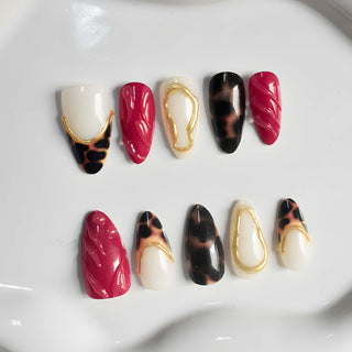 Dekorativer Stiletto Press-On Nagelset mit künstlerischen Mustern Brehn