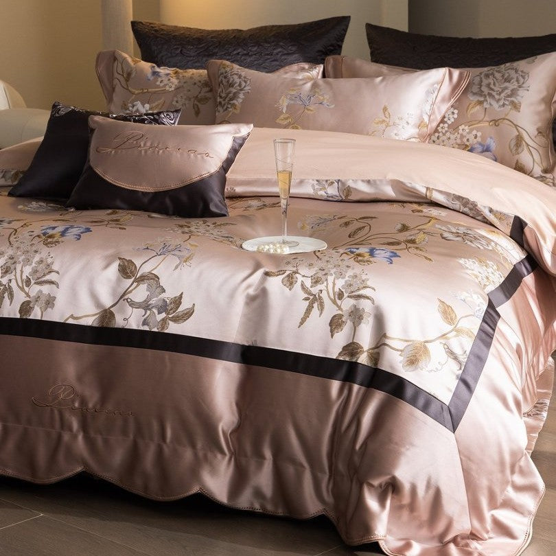 Seidenblumenbestickte Satin-Bettbezug-Bettwäsche mit gewelltem Saum und Kissenbezügen