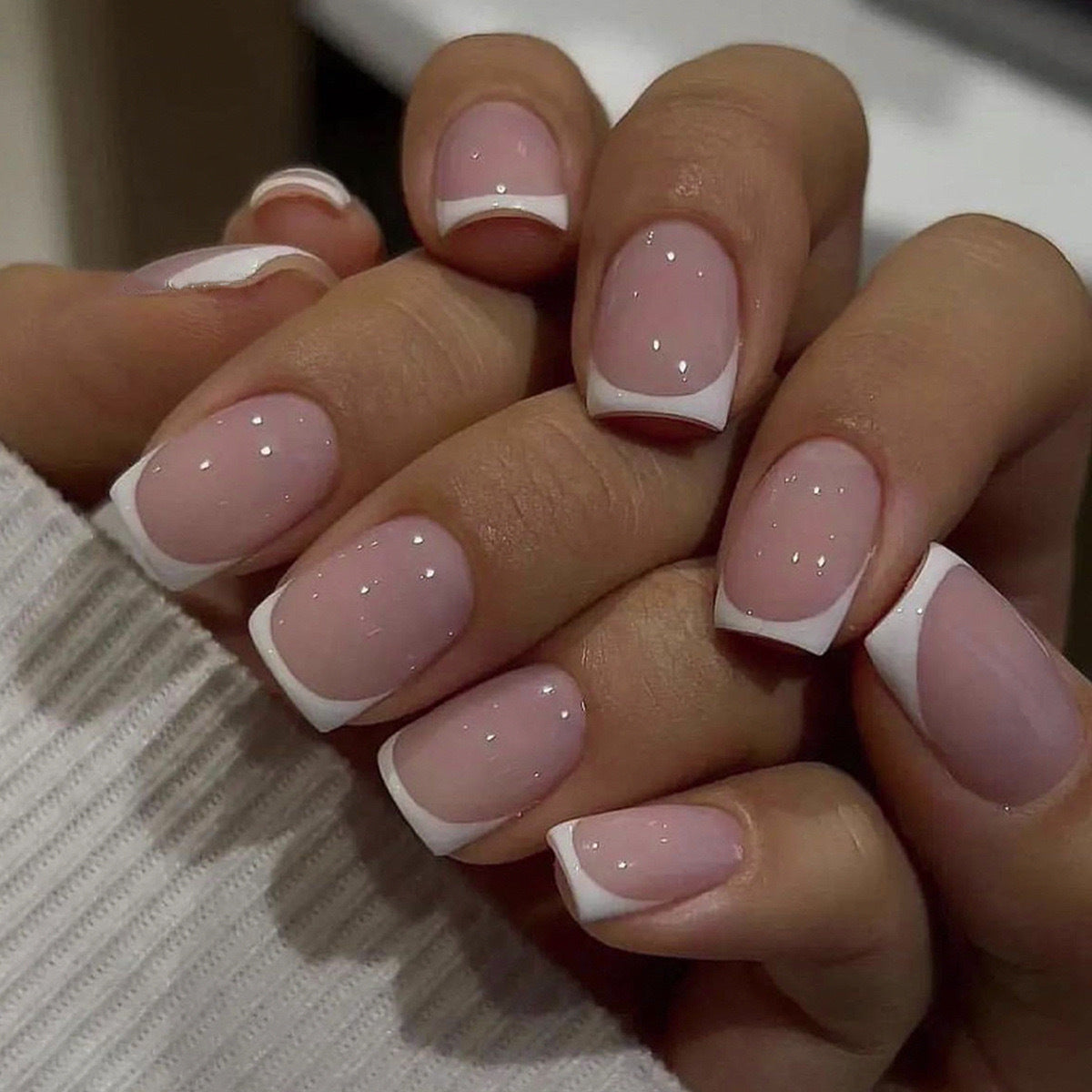 Kunstnagelset mit eleganten French-Spitzen Brehn