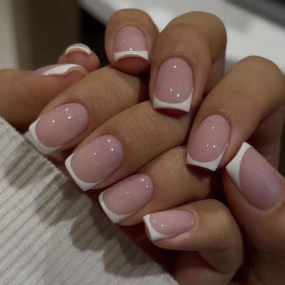 Kunstnagelset mit eleganten French-Spitzen Brehn