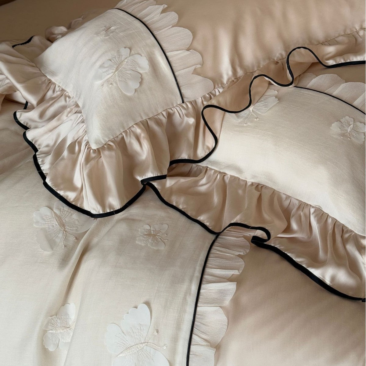 Luxuriöses Rüschen-Bettwäsche-Set mit bestickten Schmetterlingen