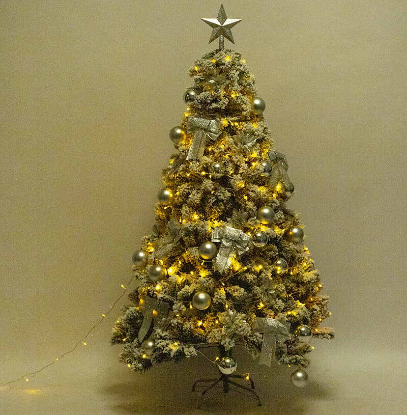 Premium Flocked Weihnachtsbaum mit dekorativen Ornamenten Brehn