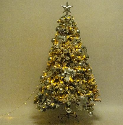 Premium Flocked Weihnachtsbaum mit dekorativen Ornamenten Brehn