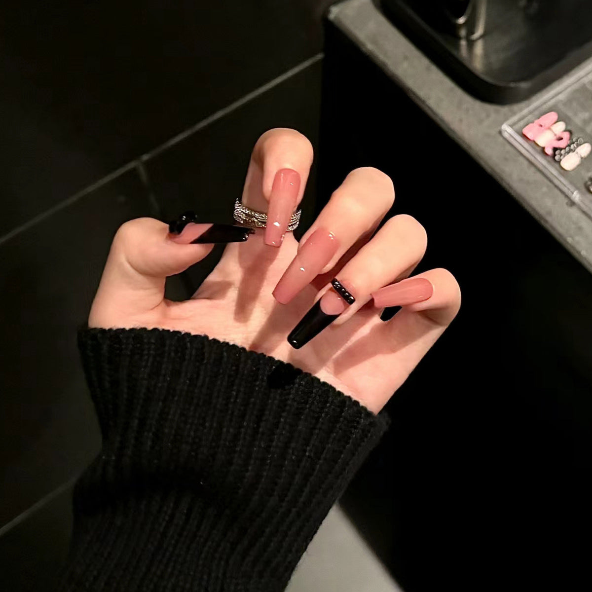 Thematische Nagelkunst Press-On Nägel mit süßen Charakter- und Schleifendesigns Brehn