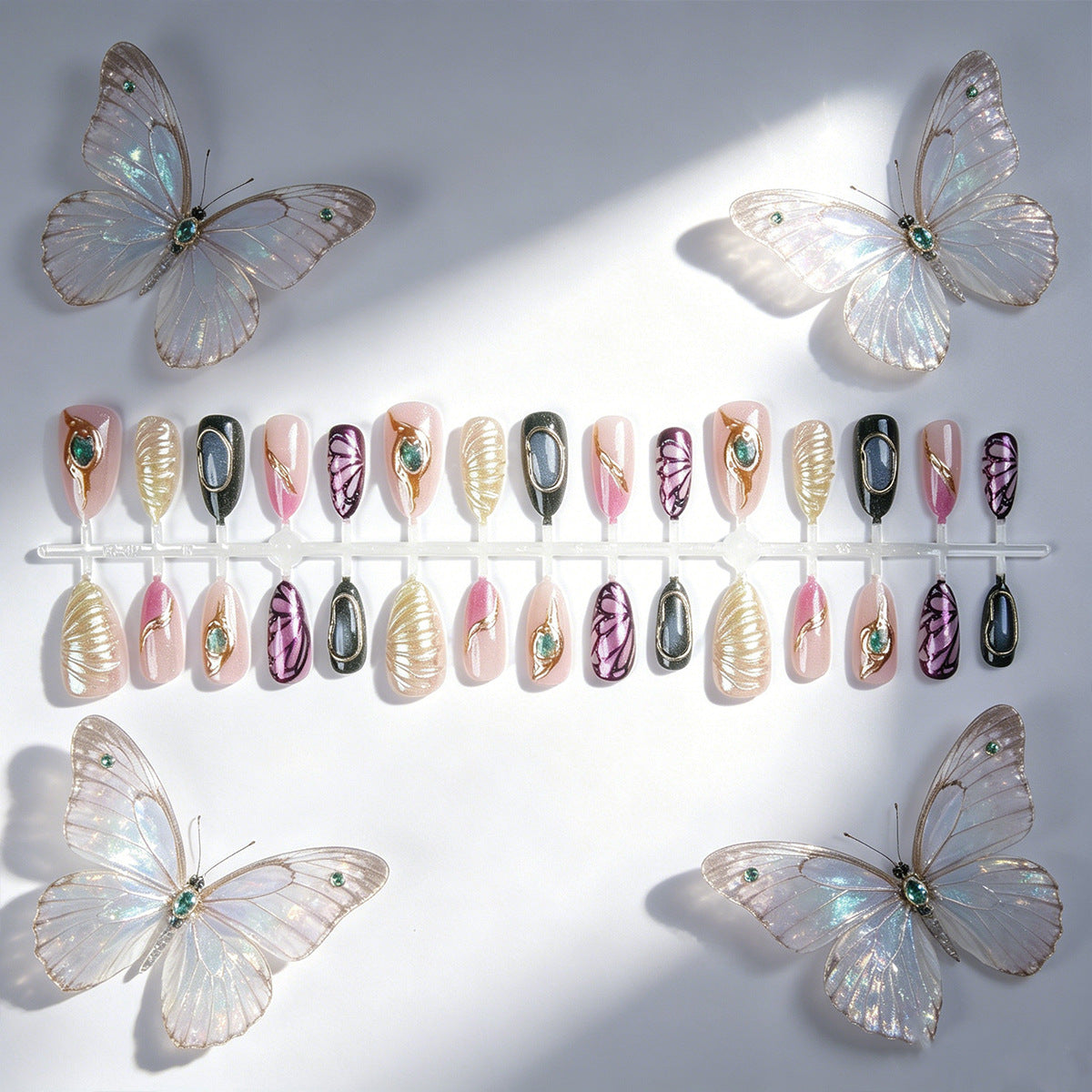 Glamouröse Kunstnägel-Set mit filigranen Designs Brehn