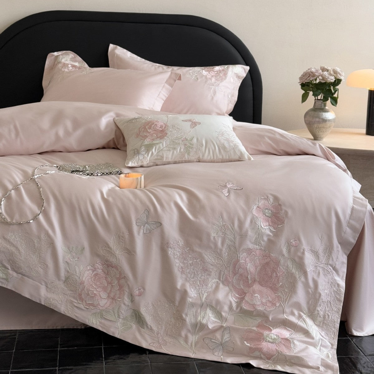 Satin-Bettbezuggarnitur mit floraler Stickereiborte und seidenweichem Finish