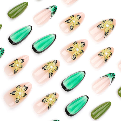Kunstvolle Gel-Nägel mit floralem Design und Glitzereffekten Brehn