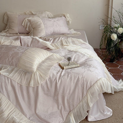 Luxus-Satin-Bettgarnitur im Vintage‑Stil mit plissiertem Volant und Zierkissen
