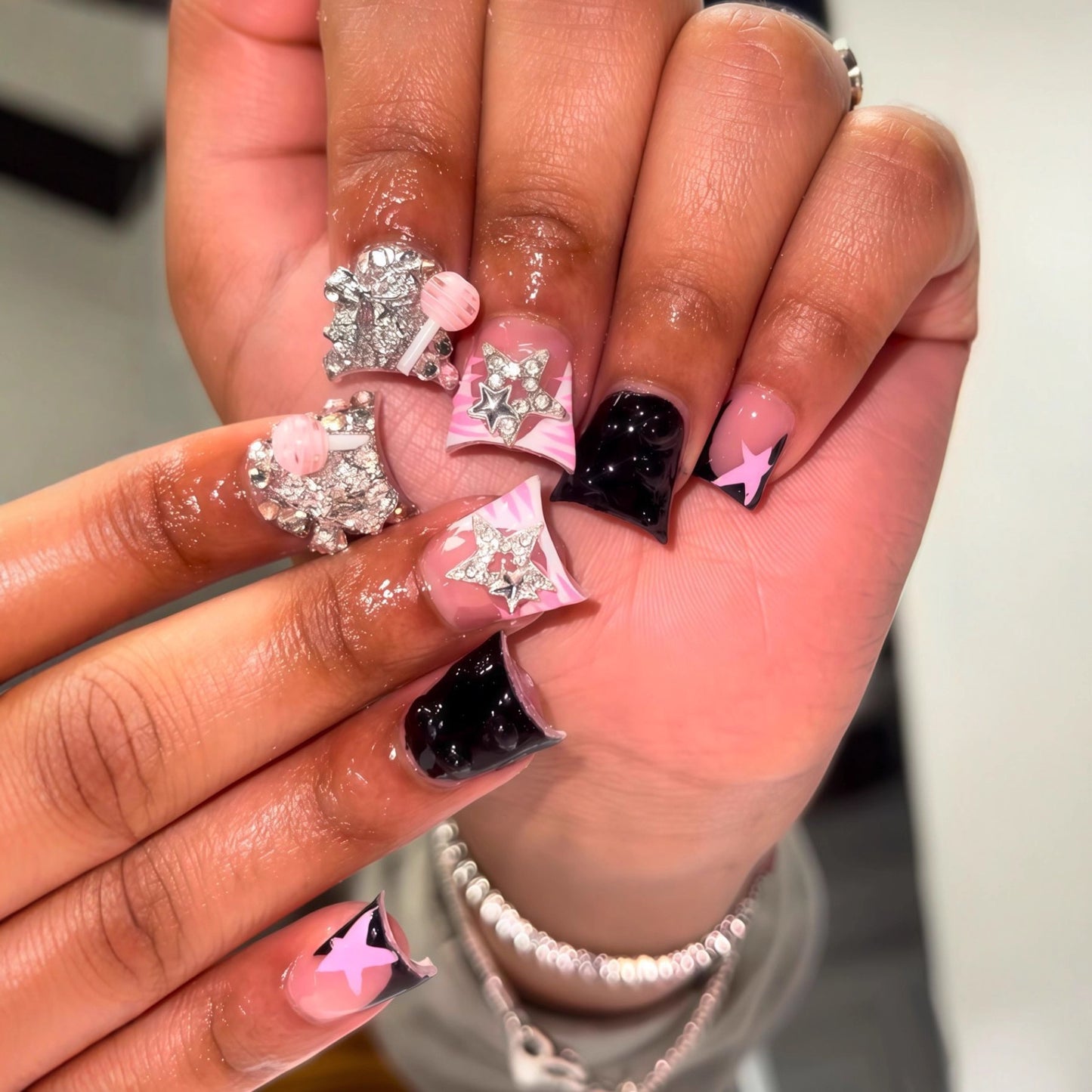 Glamouröse dekorative Press-On-Nagelkunst Brehn